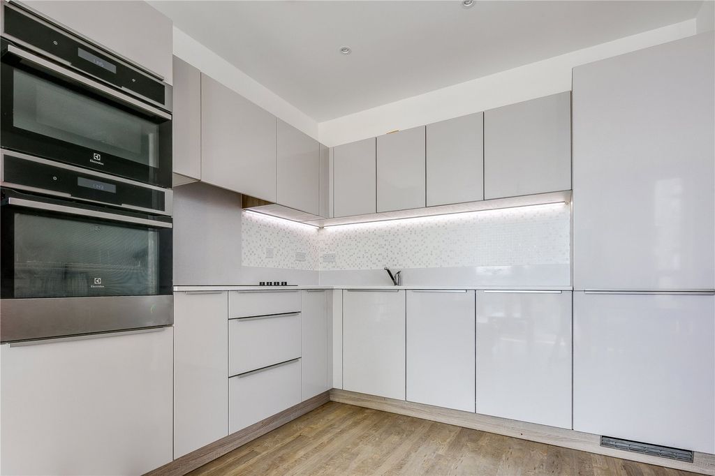 Property photo 3 of 9 Kitchen