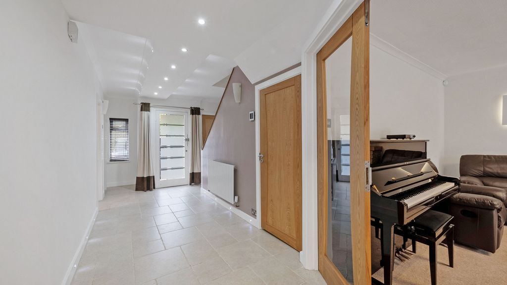 Property photo 3 of 34