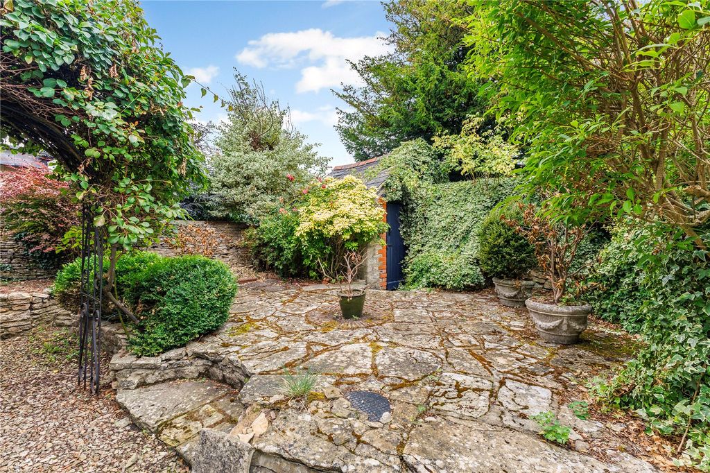 Property photo 3 of 14 Courtyard Garden