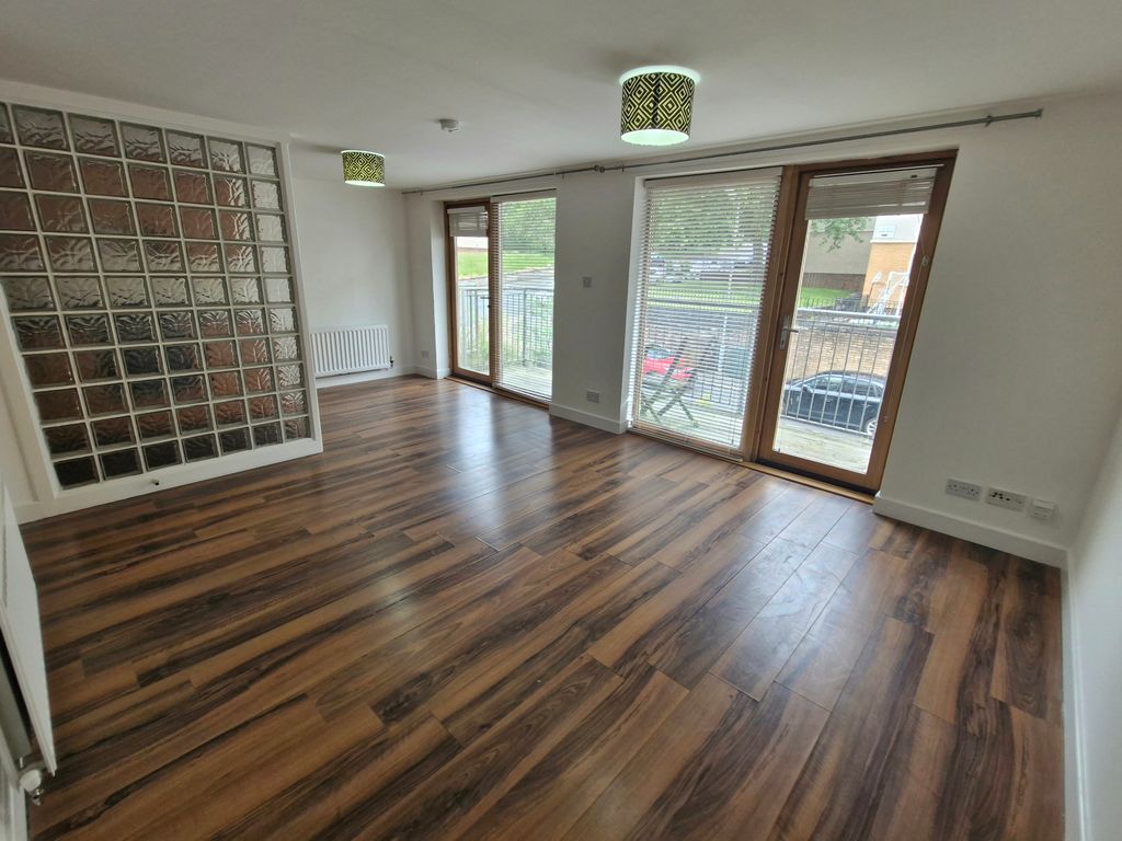 Property photo 2 of 11 Lounge