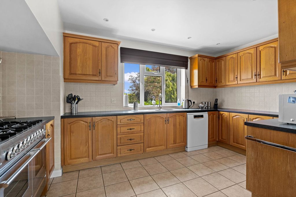 Property photo 2 of 28