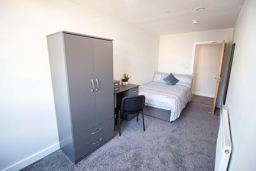 Property photo 3 of 11 Cozy Double Bedroom Featuring A Comfortable Bed, S...