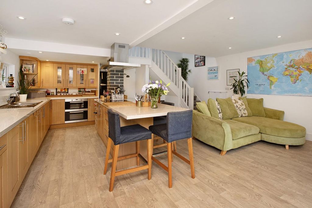 Property photo 2 of 25