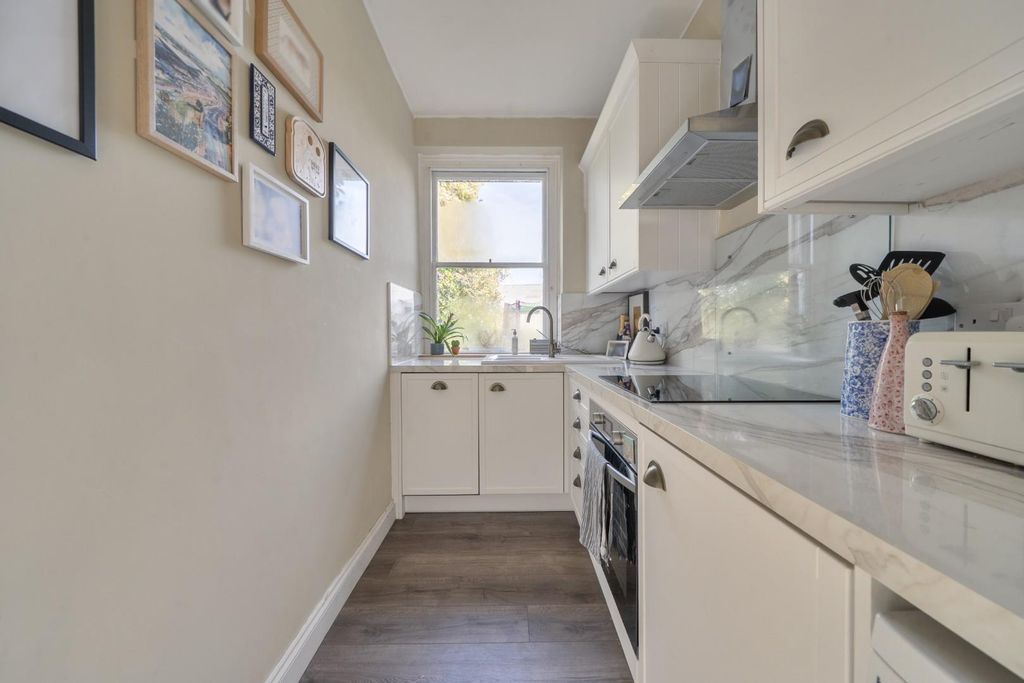 Property photo 3 of 10 Kitchen.Jpg
