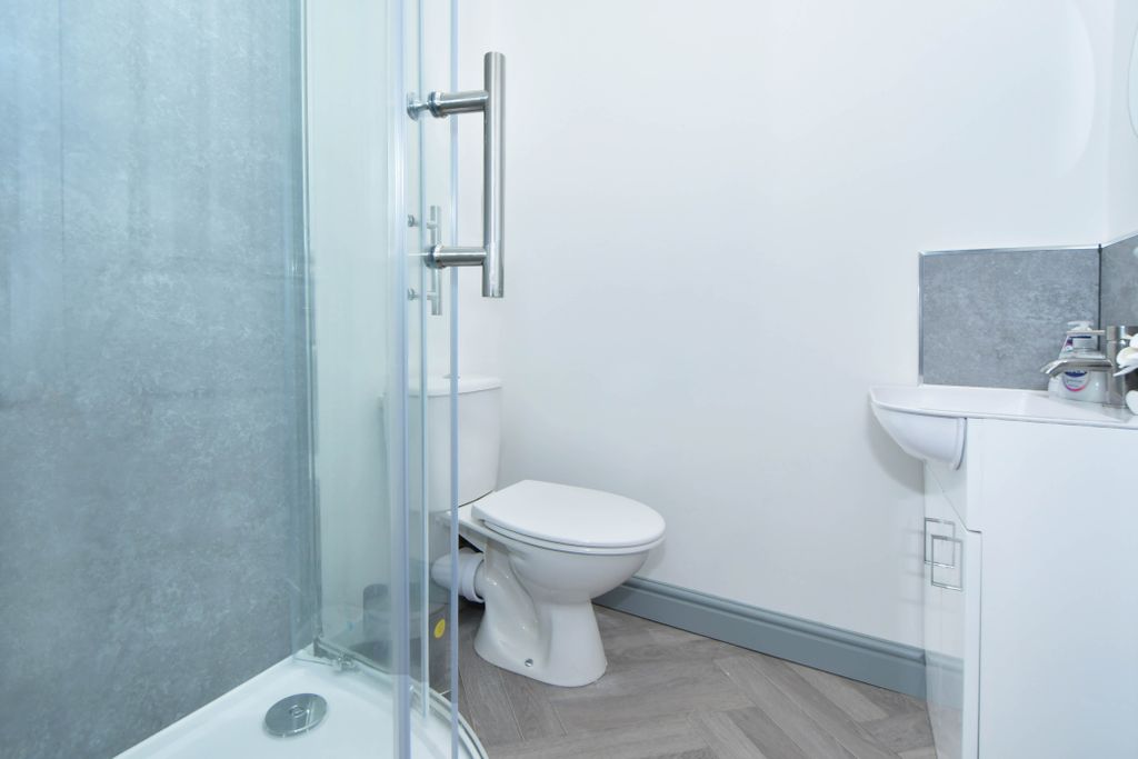 Property photo 1 of 9 Bathrom