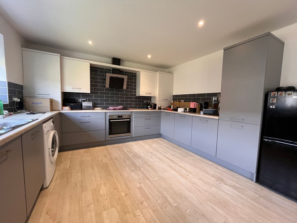 Property photo 2 of 8 Kitchen