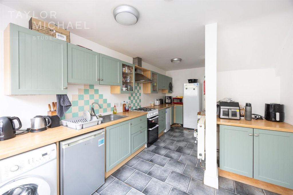 Property photo 2 of 14 Kitchen