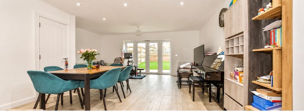 Property photo 1 of 11 Three Bedroom Semi - Detached House