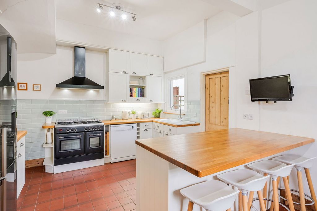 Property photo 3 of 23