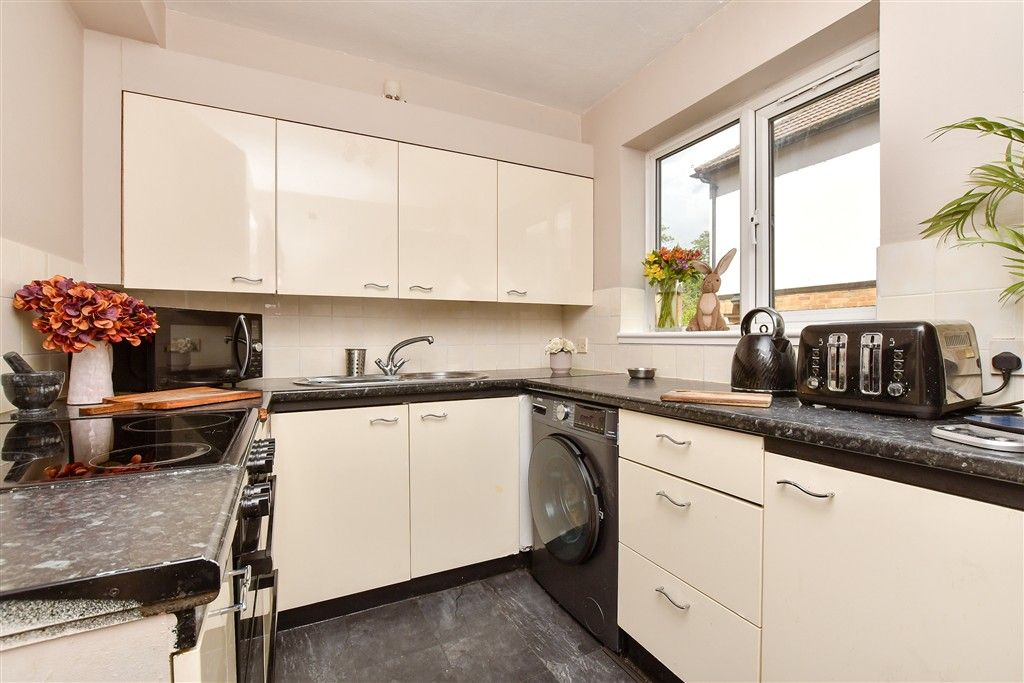 Property photo 3 of 7 Kitchen