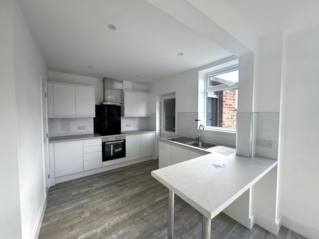 Property photo 3 of 9 Kitchen