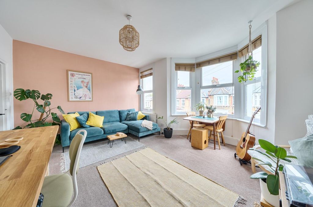 Property photo 1 of 12 Lounge2.Jpg