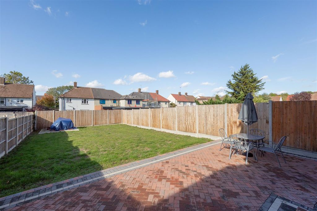 Property photo 2 of 26 Moreton Gardens, Ig8