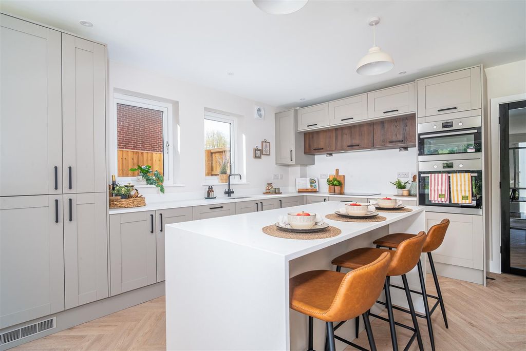 Property photo 2 of 23 Kitchen & Breakfast Bar