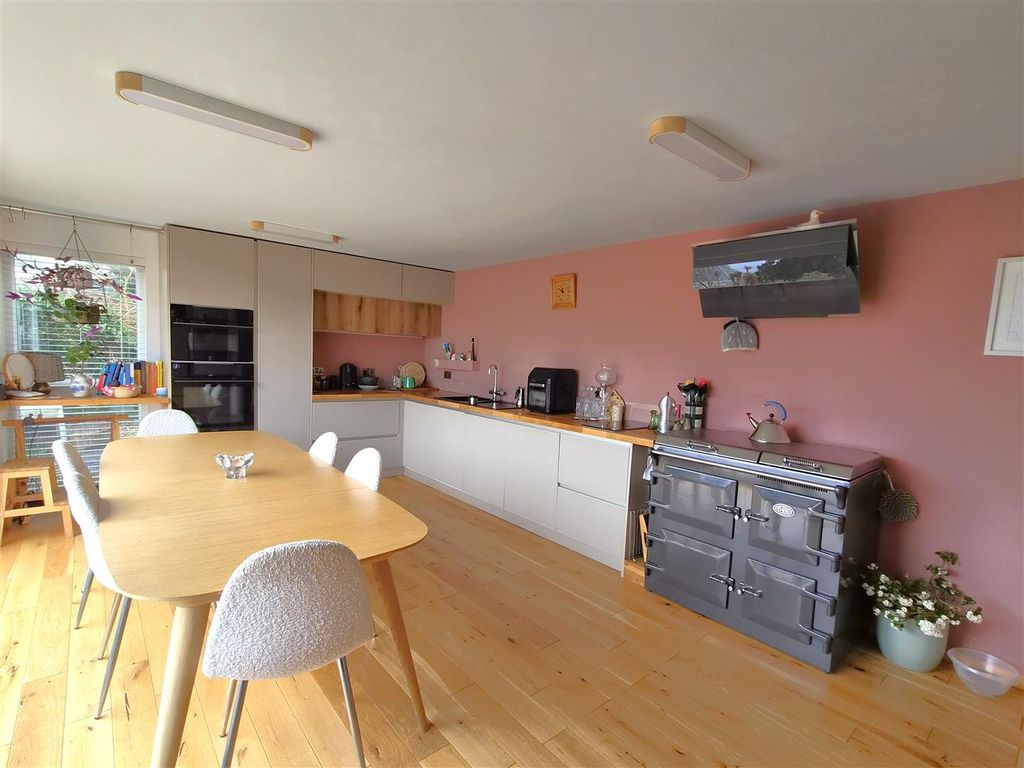 Property photo 3 of 21 Kitchen