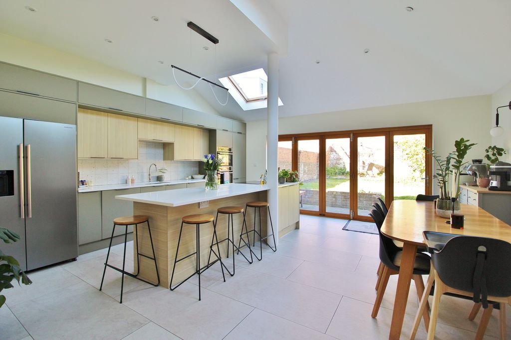 Property photo 2 of 27