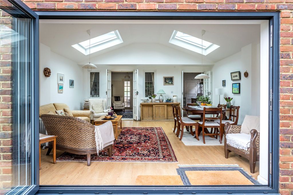 Property photo 2 of 26 House. Partnership