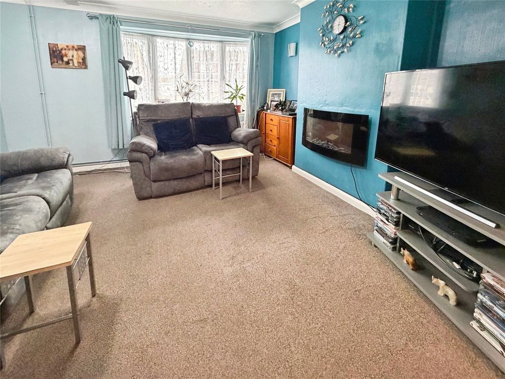 Property photo 3 of 18 Lounge