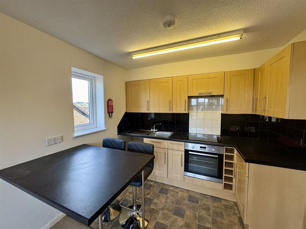 Property photo 3 of 12 Living/Kitchen/Diner (1/6)