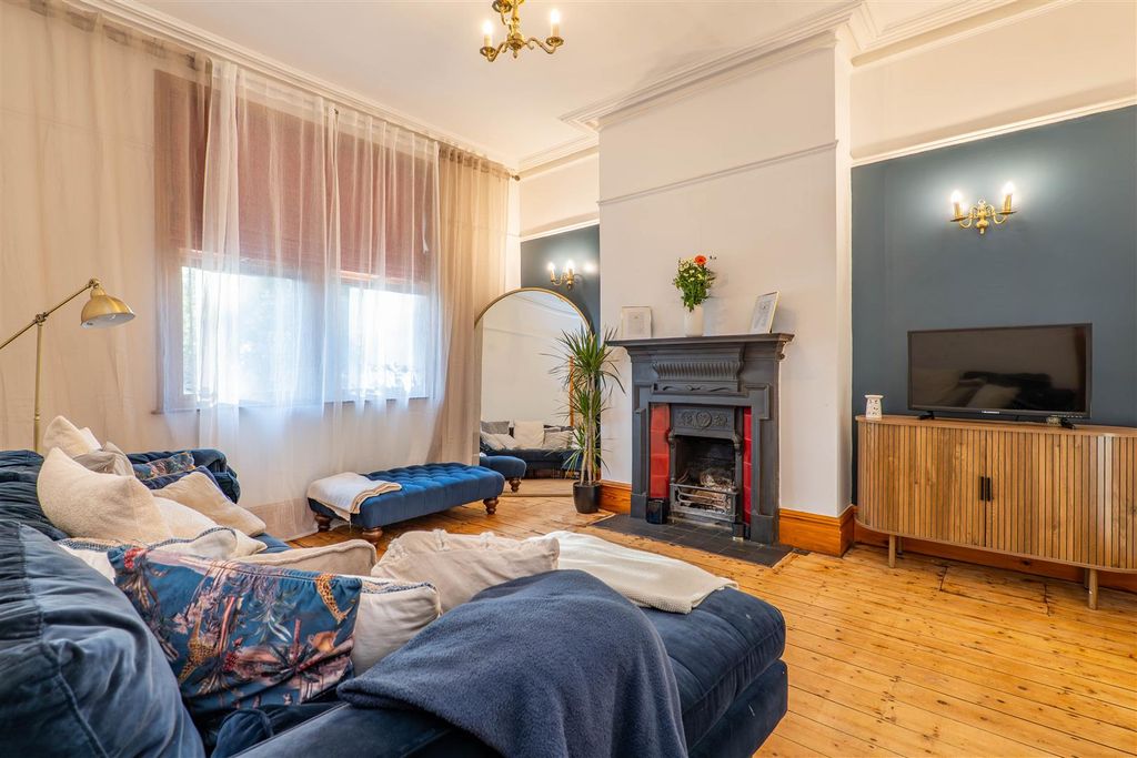 Property photo 2 of 28 Lounge