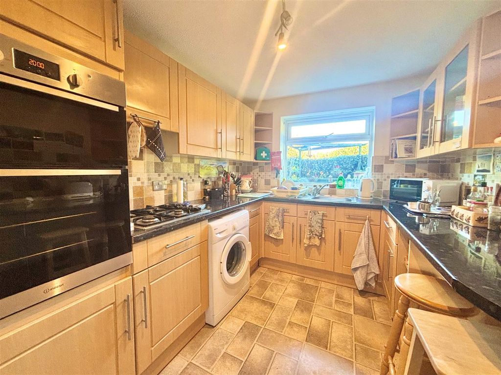Property photo 2 of 9 Kitchen