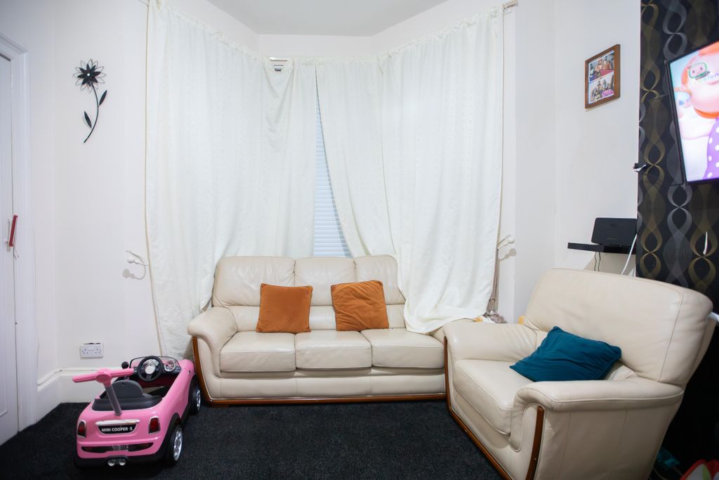 Property photo 2 of 15 Lounge