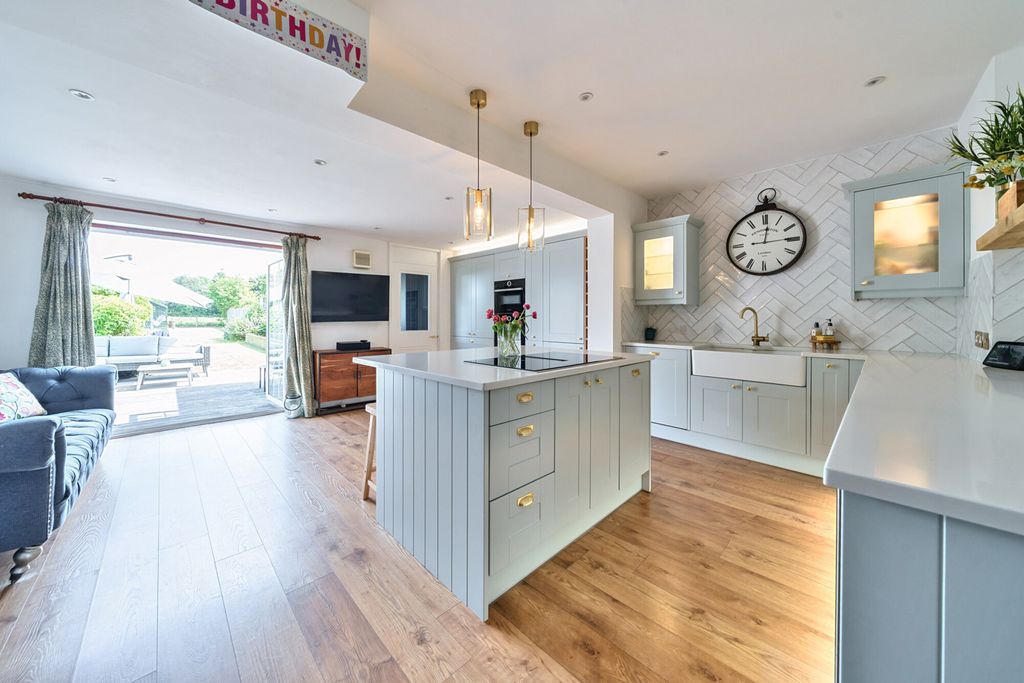 Property photo 2 of 21 13-681E035Fb5Ff9-...