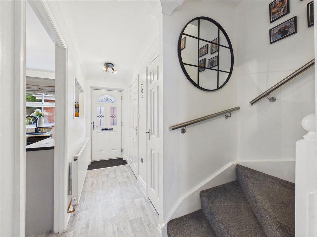 Property photo 3 of 18 Entrance Hallway