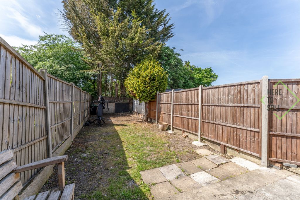 Property photo 3 of 16 Firs Park Gardens,-London,-N21 2Px-1 (14)