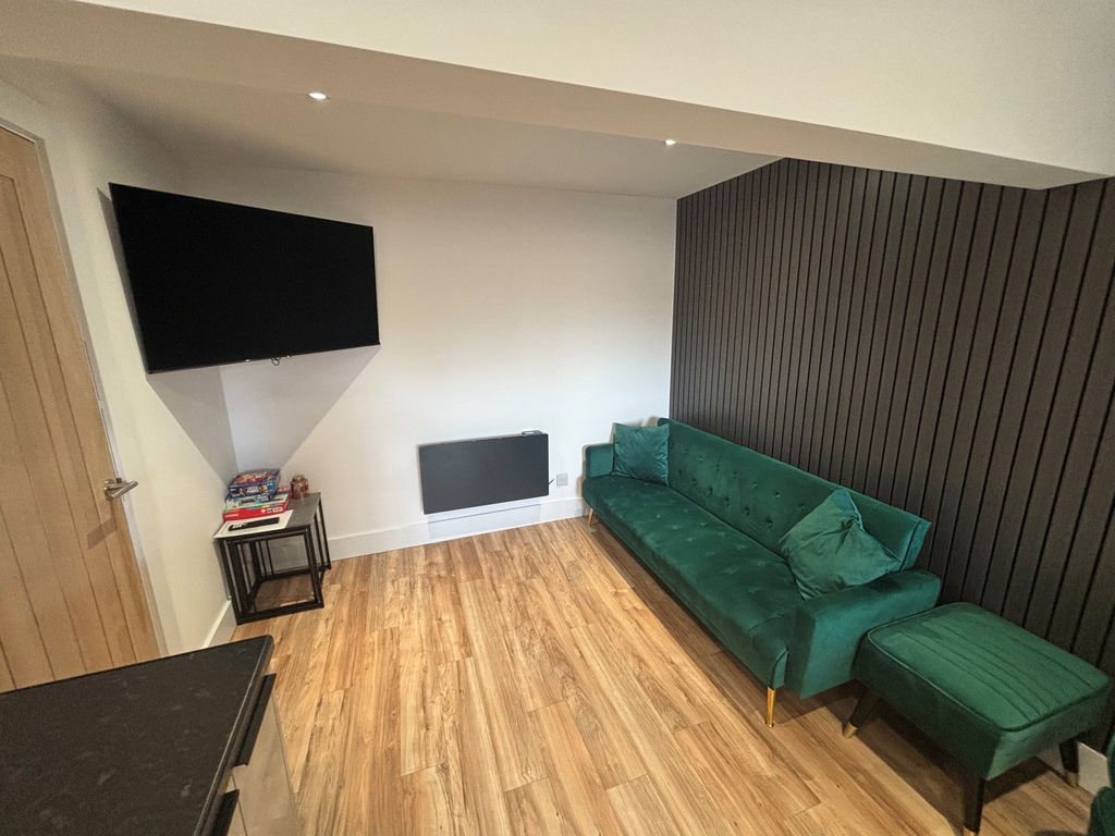 Property photo 2 of 8 Lounge