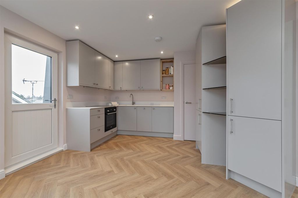 Property photo 3 of 18 2Aroyalroad_Topfloor-8.Jpg
