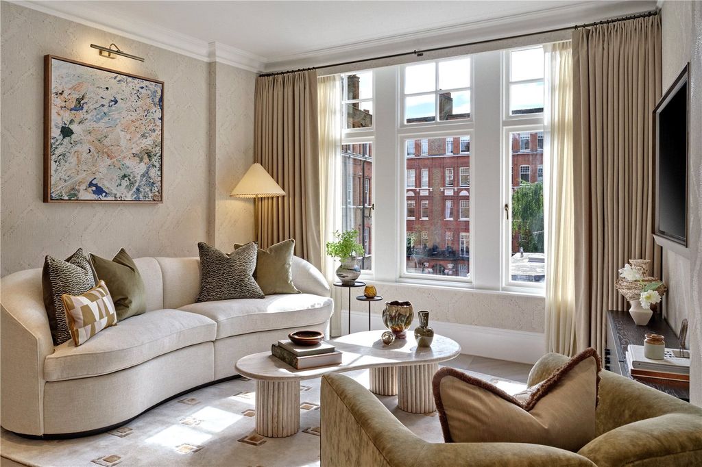 Property photo 2 of 12 Living Space