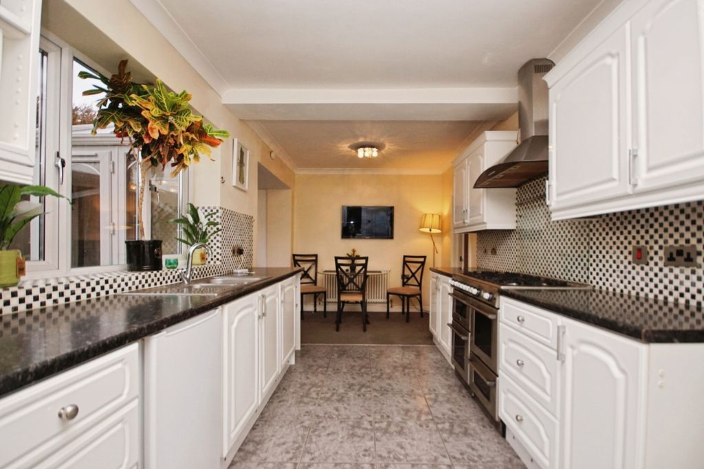 Property photo 3 of 23 Kitchen