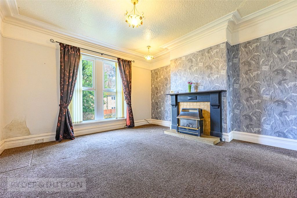 Property photo 3 of 17 Lounge