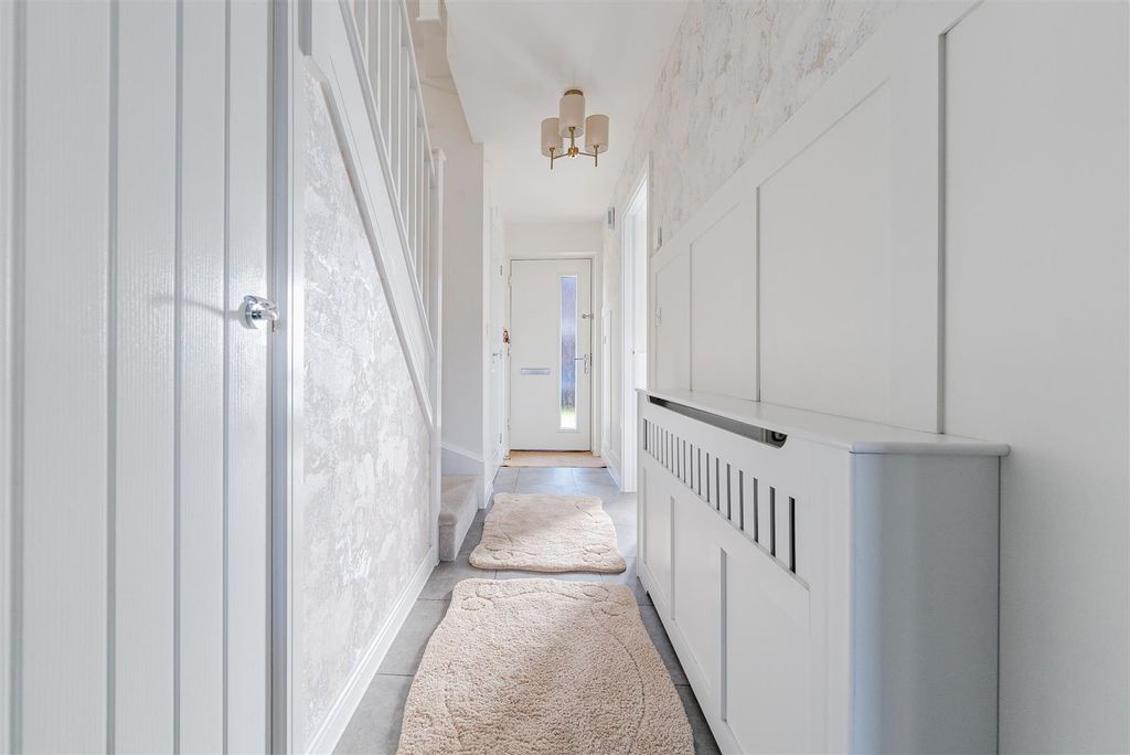 Property photo 3 of 27 Entrance Hall