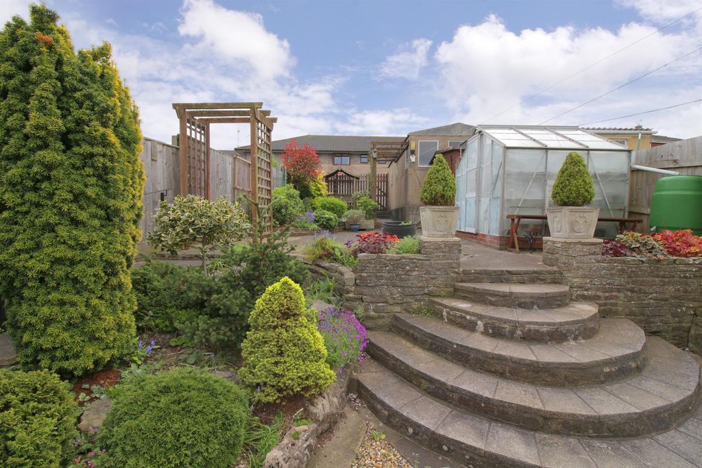 Property photo 3 of 14 Garden