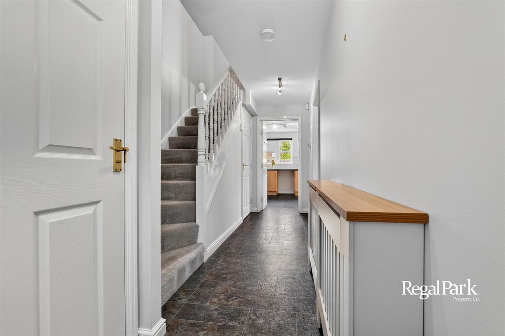Property photo 3 of 27 Entrance Hall