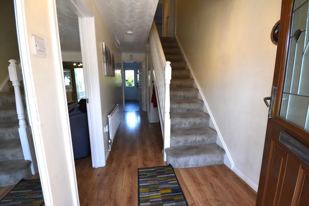 Property photo 2 of 40 Entrance Hall