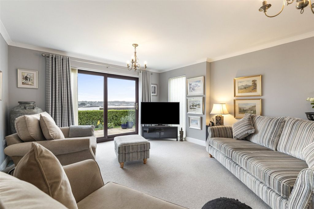 Property photo 3 of 41 Lounge