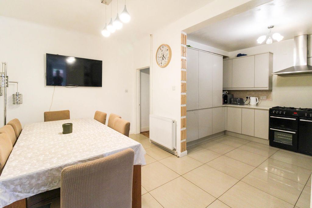 Property photo 3 of 12 Kitchen
