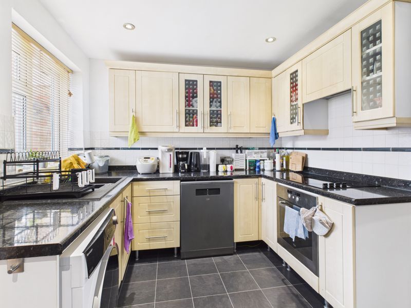 Property photo 3 of 11 Kitchen