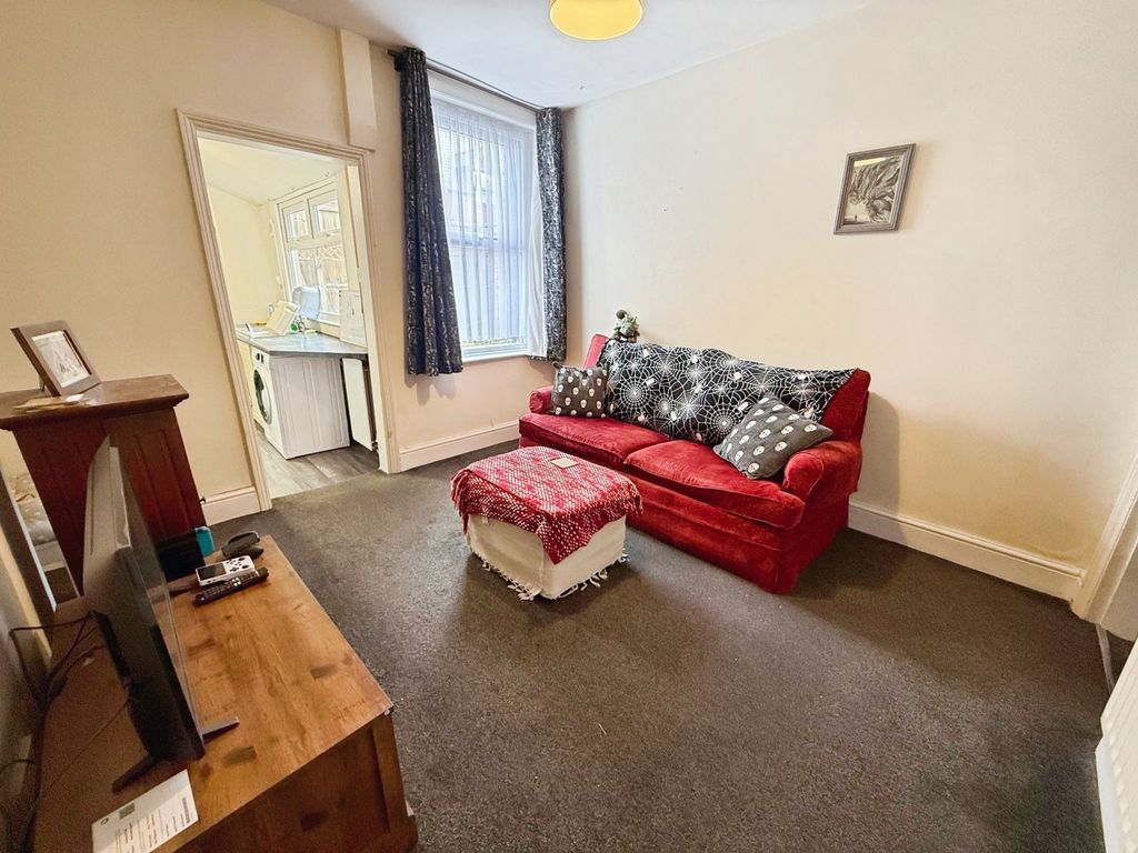 Property photo 3 of 10 Lounge