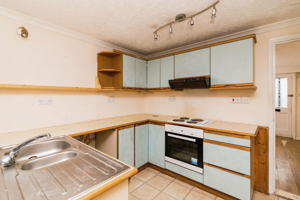 Property photo 2 of 17 Kitchen