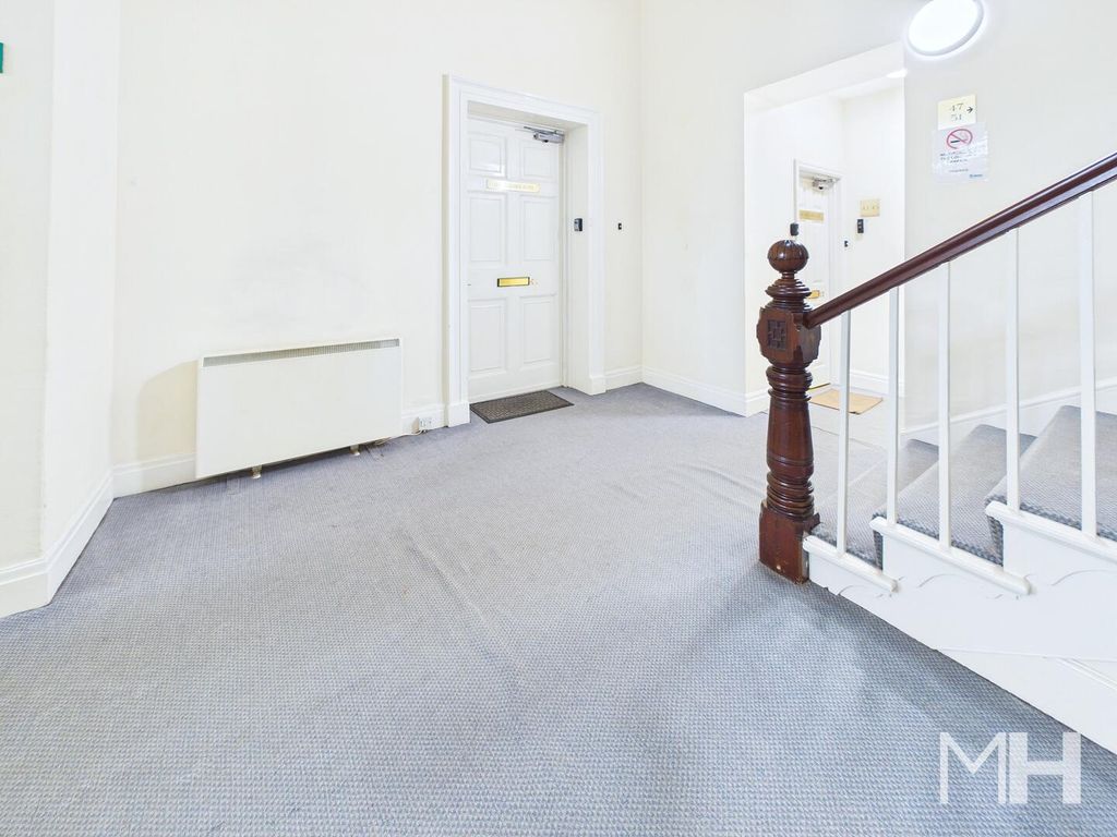 Property photo 2 of 11 Hallway