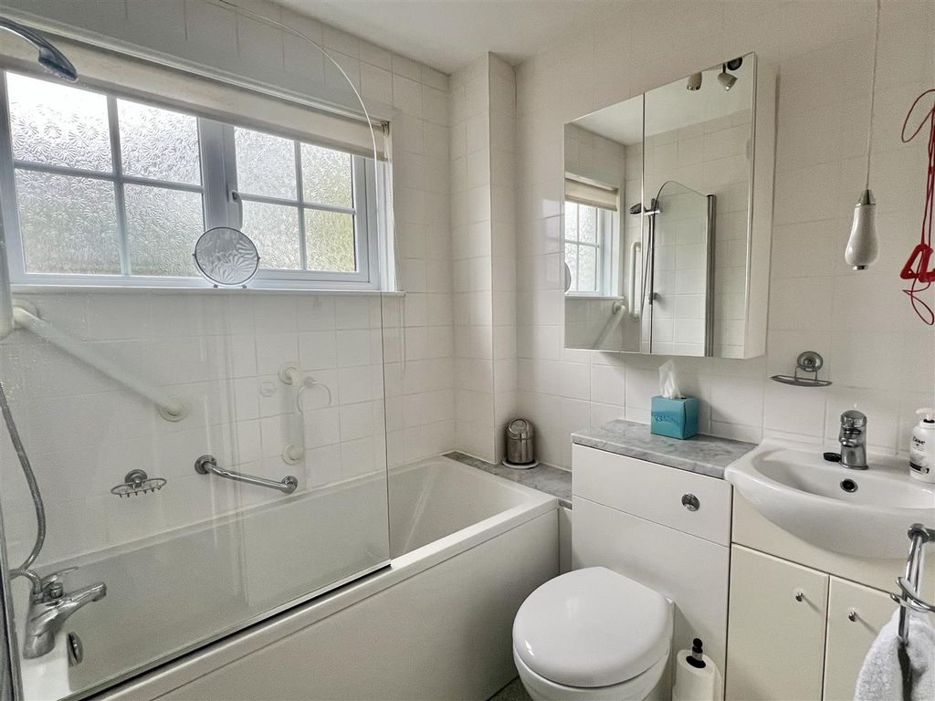 Property photo 3 of 17 Bathroom