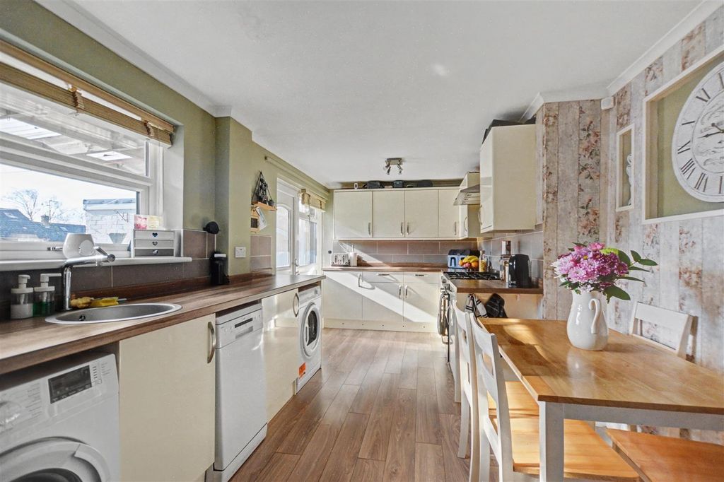 Property photo 3 of 24 7 Moorfield Court Kitchen 2.Jpg