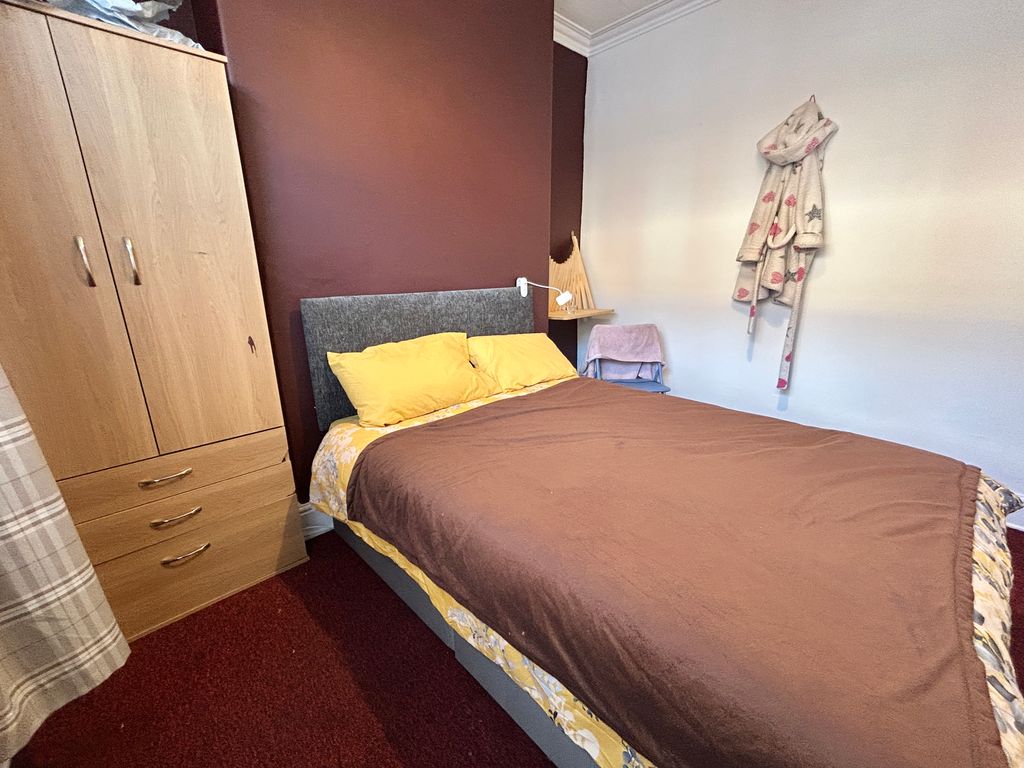 Property photo 1 of 6 Bedroom