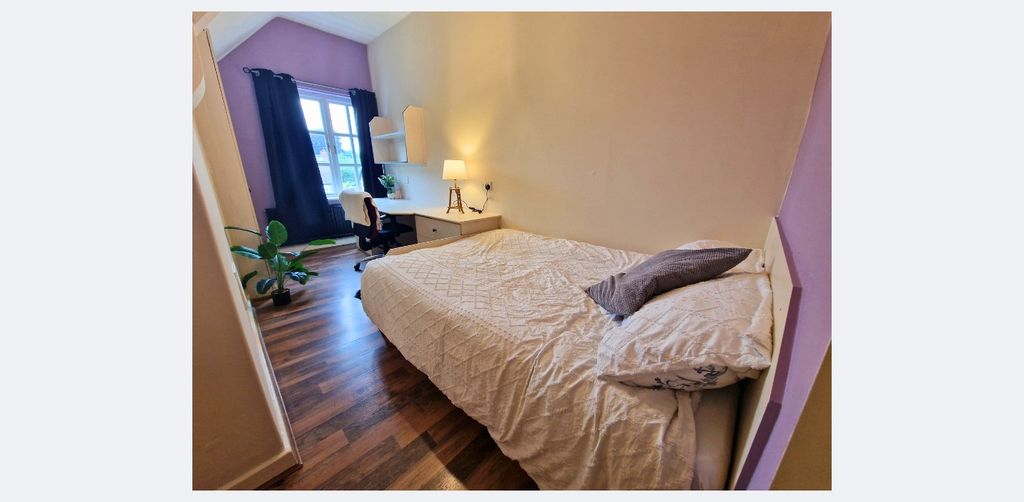 Property photo 1 of 20 Bright, Well-Presented Double Bedroom With Wood-Ef...