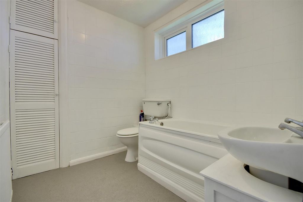 Property photo 3 of 10 Bathroom
