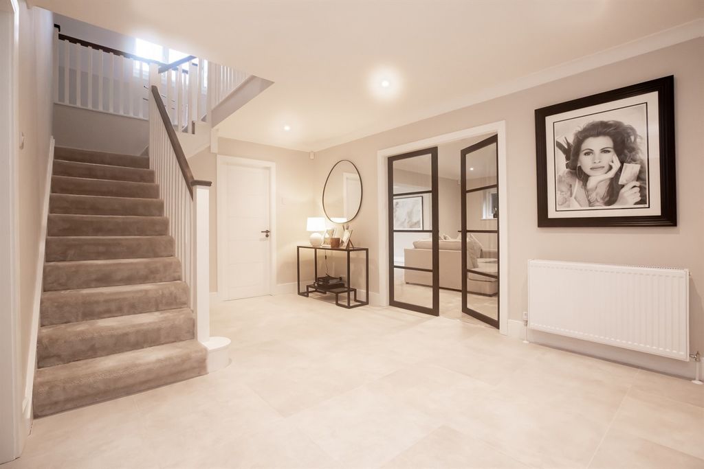 Property photo 2 of 19 Hallway